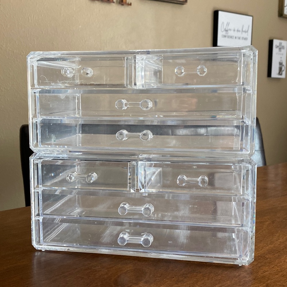 Acrylic stable boxes